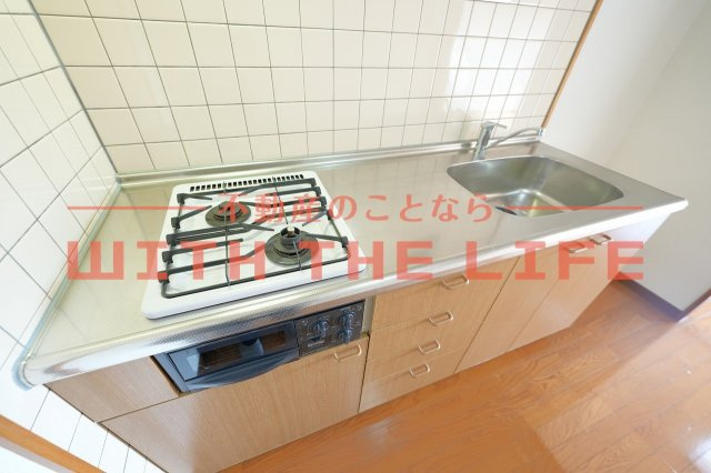 アザレアハイツ葉山【10,000円キャッシュバック対象物件】のキッチン|コンパクトなキッチンで掃除もラクラク