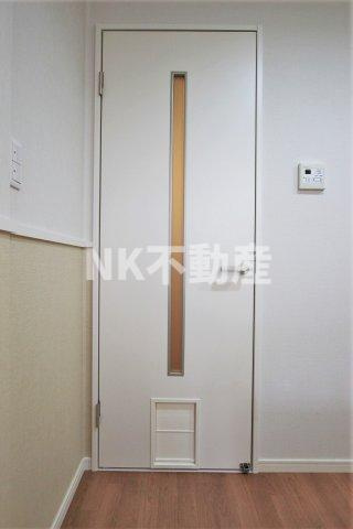 【その他】 | alcyone(アルシオネ）（荒本賃貸） | ドアにペット用の通路があります