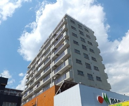 山久・エンゼルハイム花月園　（横浜市鶴見区生麦5丁目）の外観|山久・エンゼルハイム花月園　リノベーション物件　1985年03月築　マンション位階にスーパーがります　南東向き　最上階　眺望良好　南西・南東角住戸　4LDK　京浜急行本線「花月総持寺」駅 徒歩 3分