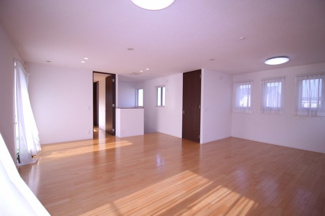 【洋室】 | 研究学園4丁目貸家 | 2Ｆ　21帖洋室♪♪