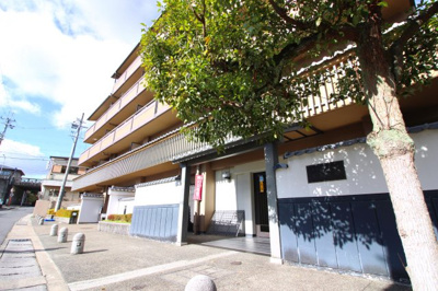 【外観】 | ラウンドコート京都醍醐 | 生活便利でありながら、世界遺産《醍醐寺》の総門まで徒歩1分の贅沢なマンションです。春は桜、秋は紅葉と四季を身近に感じられる素敵なエリアです。