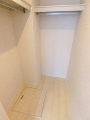 【収納】 | PHARE/ファーレ | 洋室7.4帖のお部屋にあるウォークインクローゼットです♪たっぷり収納できてお洋服や荷物が多くてもお部屋すっきり☆