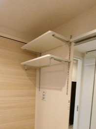 【内装】 | PHARE/ファーレ | 室内洗濯機置場上部にある可動棚です！洗濯用品の収納やタオル置きとしても便利ですね☆