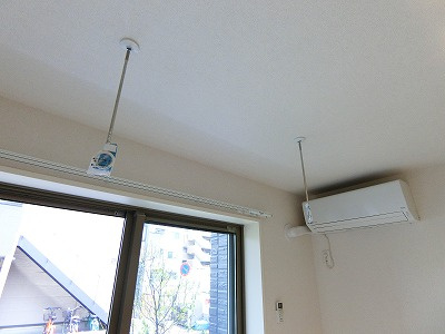 【設備】 | PHARE/ファーレ | 洋室7.4帖のお部屋にある室内物干しです！雨の日やお出掛け時の室内干しにとても便利☆花粉や梅雨の時期に重宝しますね♪