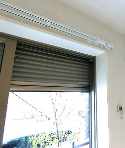 【セキュリティ】 | PHARE/ファーレ | 防犯シャッター雨戸付きなので夜やお出かけ時も安心です！雨戸は冬場の寒さ対策にもなります◎