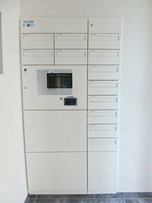 【その他共用部分】 | PHARE/ファーレ | 共用エントランスには宅配BOXがあるので荷物の受け取りもスムーズに♪再配達の手間がかからないのが魅力♪