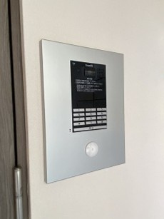 【エントランス】 | PHARE/ファーレ | 防犯対策に有効なオートロック付きのエントランスです！一人暮らしの方も安心ですね♪