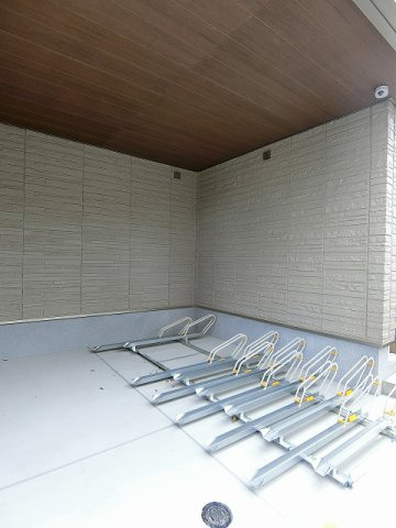 【その他共用部分】 | PHARE/ファーレ | 屋根付きの駐輪場で雨が降っても大切な自転車が濡れなくてすみますね♪自転車はちょっとした移動手段に便利ですよね！