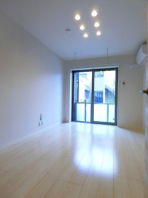 【洋室】 | PHARE/ファーレ | 東向き洋室7.4帖☆バルコニーに繋がる角部屋二面採光のお部屋です！エアコン付きで1年中快適に過ごせますね☆