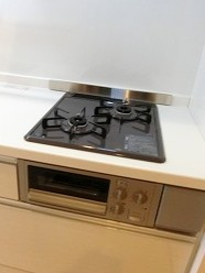 【キッチン】 | PHARE/ファーレ | 2口ガスコンロ/グリル付きシステムキッチンです☆グリルがあるとお料理の幅が広がりますね♪自炊生活で楽しく健康に！