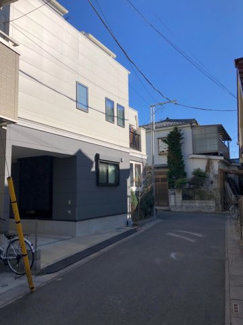 【前面道路含む現地写真】 | 南側前面道路は幅員４ｍ道路です。