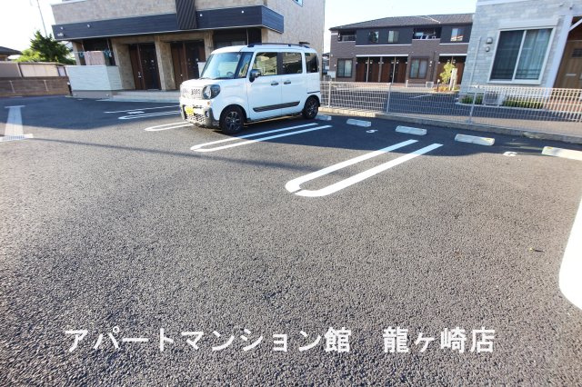 アール　ホームズⅠの駐車場