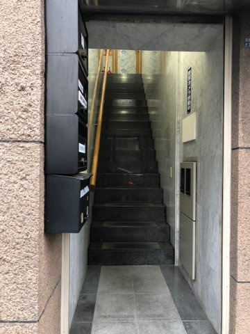 アイアイビルのエントランス