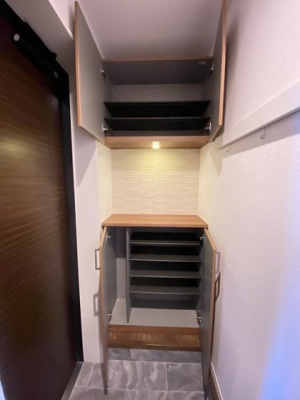 【玄関】 | PHARE/ファーレ | 玄関には上下タイプのシューズボックス付き！間のスペースは飾り棚や小物置き場として活用できます♪お客様もスムーズにお出迎えできますね♪