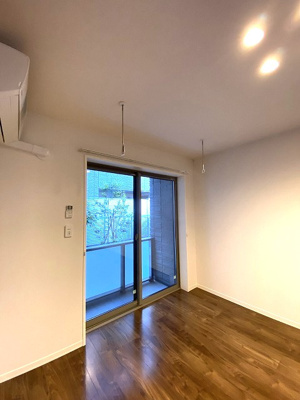 【設備】 | PHARE/ファーレ | 洋室7.4帖のお部屋には室内物干しも付いています！雨の日やお出掛け時の室内干しにとても便利☆花粉や梅雨の時期に重宝しますね♪