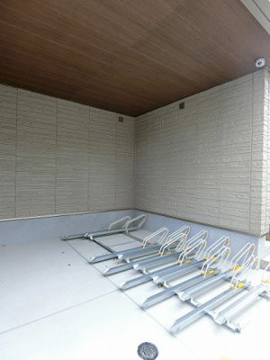 【その他共用部分】 | PHARE/ファーレ | 屋根付きの駐輪場で雨が降っても大切な自転車が濡れなくてすみますね♪自転車はちょっとした移動手段に便利ですよね！