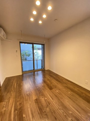 【洋室】 | PHARE/ファーレ | 南向き洋室7.4帖☆バルコニーに繋がる角部屋二面採光のお部屋です！エアコン付きで1年中快適に過ごせますね☆