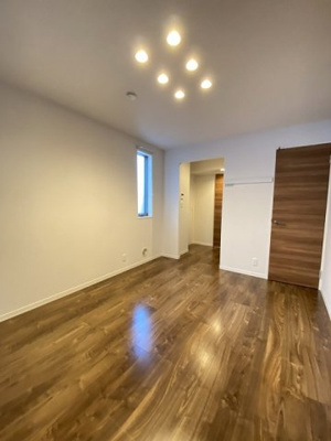 【寝室】 | PHARE/ファーレ | 南向き洋室7.4帖☆ウォークインクローゼットがあります♪お洋服の多い方もお部屋が片付いて快適に過ごせますね♪