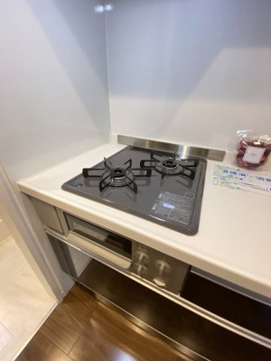 【キッチン】 | PHARE/ファーレ | 2口ガスコンロ/グリル付きシステムキッチンです☆グリルがあるとお料理の幅が広がりますね♪自炊生活で楽しく健康に！