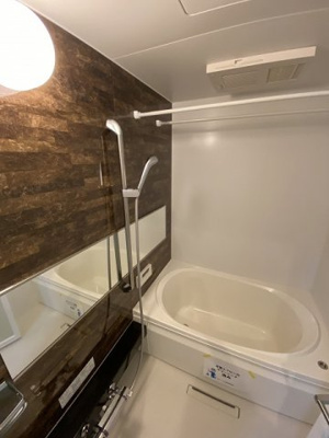 【浴室】 | PHARE/ファーレ | 追い焚き機能・浴室暖房乾燥機付きバスルーム♪雨の日のお洗濯にも便利な物干しバー完備です！お風呂に浸かって一日の疲れもリフレッシュ♪