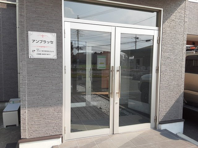 戸田市大字新曽の賃貸マンションのエントランス