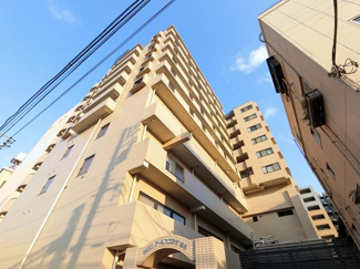 【外観】 | 京急本線「生麦」駅徒歩７分！
総戸数６２戸、平成２年３月築、管理人は日勤勤務につき管理体制良好です♪