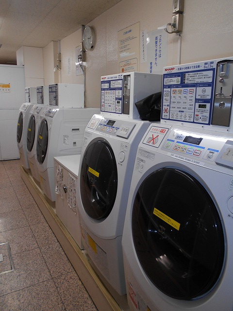 赤坂レジデンシャルホテルの洗面所|１Fに洗剤不要のコインランドリー