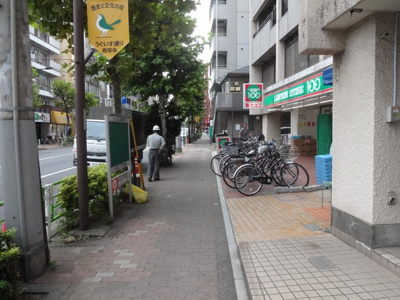 【周辺】 | 鶯谷上原ハイツ | 鶯谷上原ハイツ 建物前　１Ｆにコンビニが入ってます！