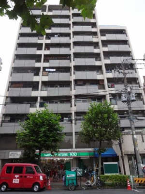 【外観】 | 鶯谷上原ハイツ | 鶯谷上原ハイツ　山手線鶯谷駅・日比谷線入谷駅からそれぞれ徒歩５分の好立地！金杉通り沿いの物件で夜道安心！１Ｆコンビニ！買い物便利！鉄骨鉄筋コンクリート造の分譲タイプマンション！１２階建ての白い建物！