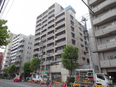 【外観】 | 鶯谷上原ハイツ | 鶯谷上原ハイツ　山手線鶯谷駅・日比谷線入谷駅からそれぞれ徒歩５分の好立地！金杉通り沿いの物件で夜道安心！１Ｆコンビニ！買い物便利！鉄骨鉄筋コンクリート造の分譲タイプマンション！１２階建ての白い建物！