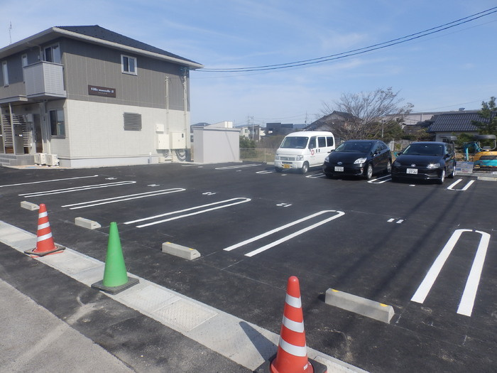 ville nouvelle（ヴィルヌーベル）Ⅱの駐車場