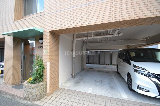 広島市西区草津東２丁目の賃貸マンションの駐車場