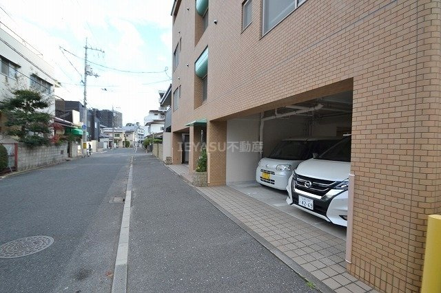 広島市西区草津東２丁目の賃貸マンションの駐車場