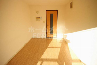 【居間・リビング】 | サンライズ千代崎 | こちらの居間で趣味の時間をお楽しみください