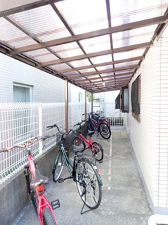 【その他共用部分】 | 屋根付きの駐輪場があるので雨が降っても安心です☆自転車はちょっとした移動手段に便利ですよね！