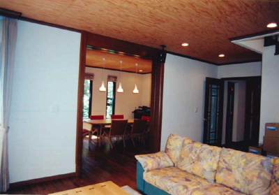 【居間・リビング】 | 軽井沢　八風の郷　別荘 | 約20帖の広々と開放的なリビングダイニング