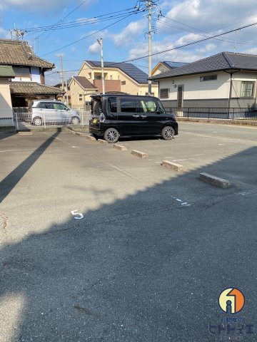 コンフレールの駐車場|車をお持ちの方に嬉しい駐車場付きの物件です