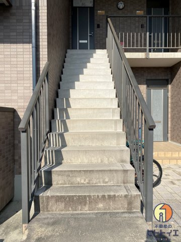 コンフレールのその他共用部分|2Ｆへ上がる階段です