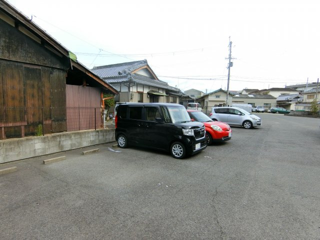 コンフォール東山の駐車場