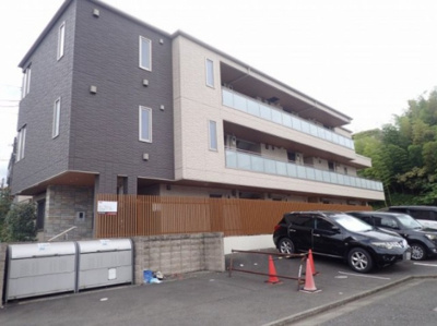 【外観】 | エリスコート【SHM】 | 積水ハウス施工の賃貸住宅シャーメゾン♪室内小型犬1匹までOK！京王相模原線「若葉台」駅より徒歩3分！コンビニやスーパーが近い便利な立地の3階建てマンションです♪