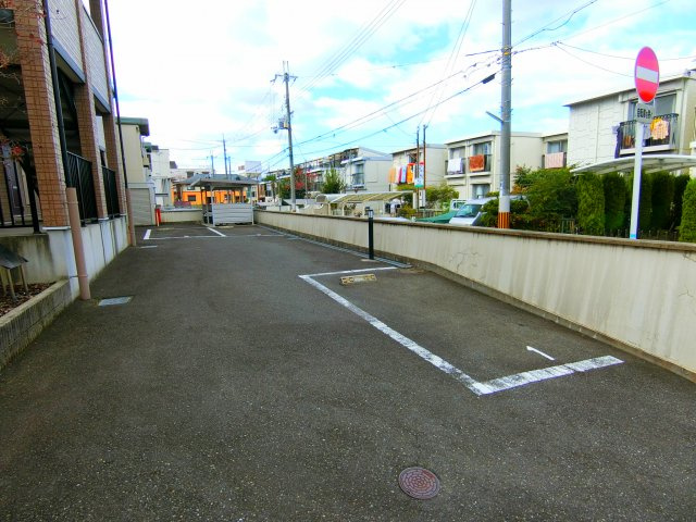 カンターレ鶯谷Ⅱ番館の駐車場