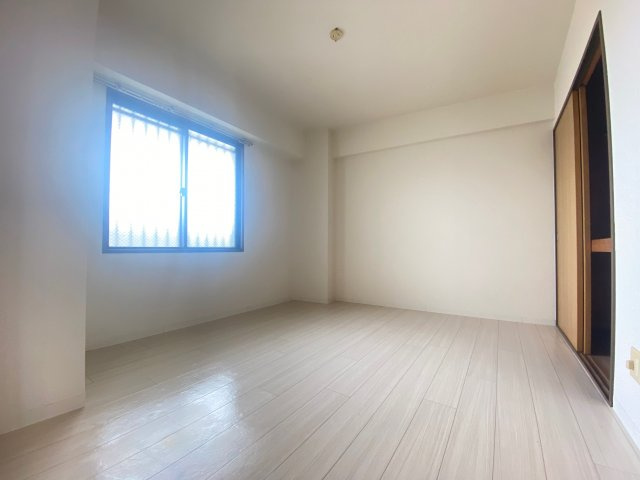 エスポアール岩根の洋室