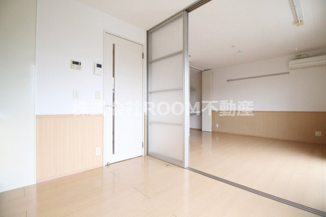 ヴィラ・モナリエールC棟の居間・リビング|こちらの居間で趣味の時間をお楽しみください