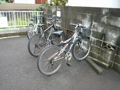【その他共用部分】 | ヴィラ勝田橋 | 敷地内の駐輪スペースです☆自転車があれば通勤・通学、お買い物にも便利です☆