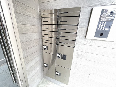 【その他共用部分】 | プランタン中山 | 共用エントランスには宅配BOXがあるので荷物の受け取りもスムーズに♪再配達の手間がかからないのが魅力♪
