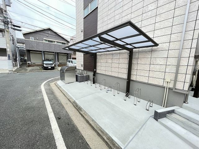 【その他共用部分】 | プランタン中山 | 屋根付きの駐輪場で雨が降っても大切な自転車が濡れなくてすみますね♪荷物が重いときに自転車があれば助かりますね！