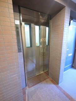 【その他共用部分】 | お買い物時やベビーカーの出し入れに便利なエレベーター付です。