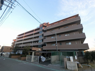 【外観】 | 総戸数７２戸、平成６年９月築、管理人は日勤勤務につき管理体制良好です♪