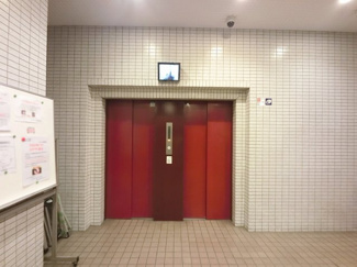 【その他共用部分】 | お買い物時やベビーカーの出し入れに便利なエレベーター付
混雑時にも便利なエレベーター2基付です。