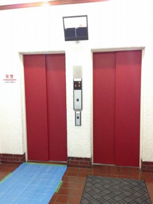 【その他共用部分】 | 洗足ミナミプラザ | お買い物時やベビーカーの出し入れに便利なエレベーター付
混雑時にも便利なエレベーター2基付です。